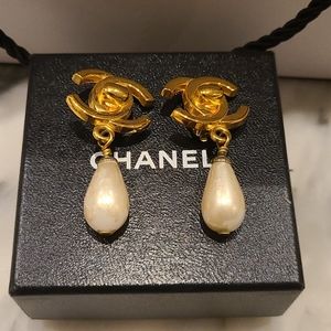 Auth CHANEL DANGLED CLIP-ON FAUX PEARL  EARRINGS